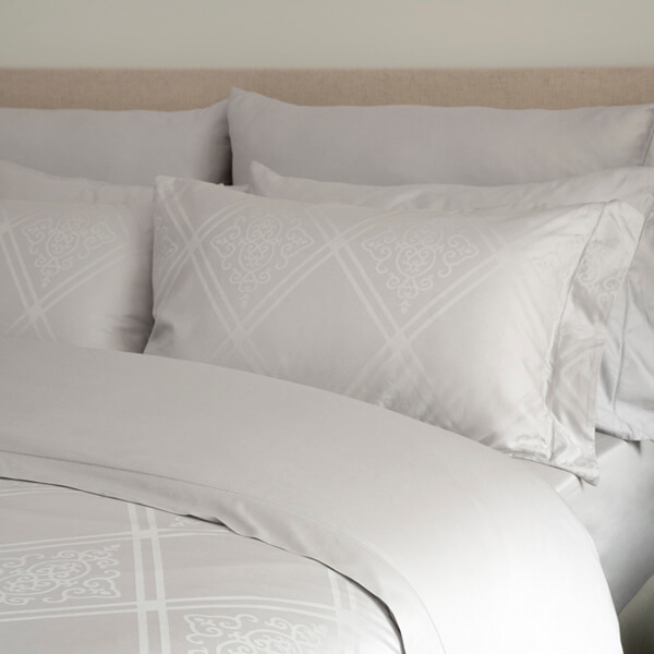 Bed with Marialma's Sensitive Zinc Pillowcase Set with Jacquard Faro